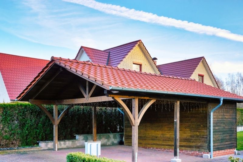 Carport and garage with hanging christmas lights