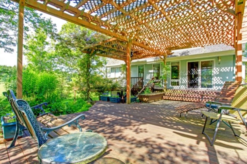 deck builder creating an awesome outdoor space with pergola